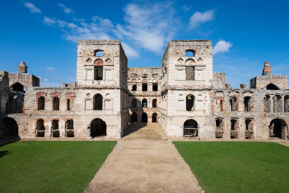 Un antiguo castillo con una pasarela que conduce a él