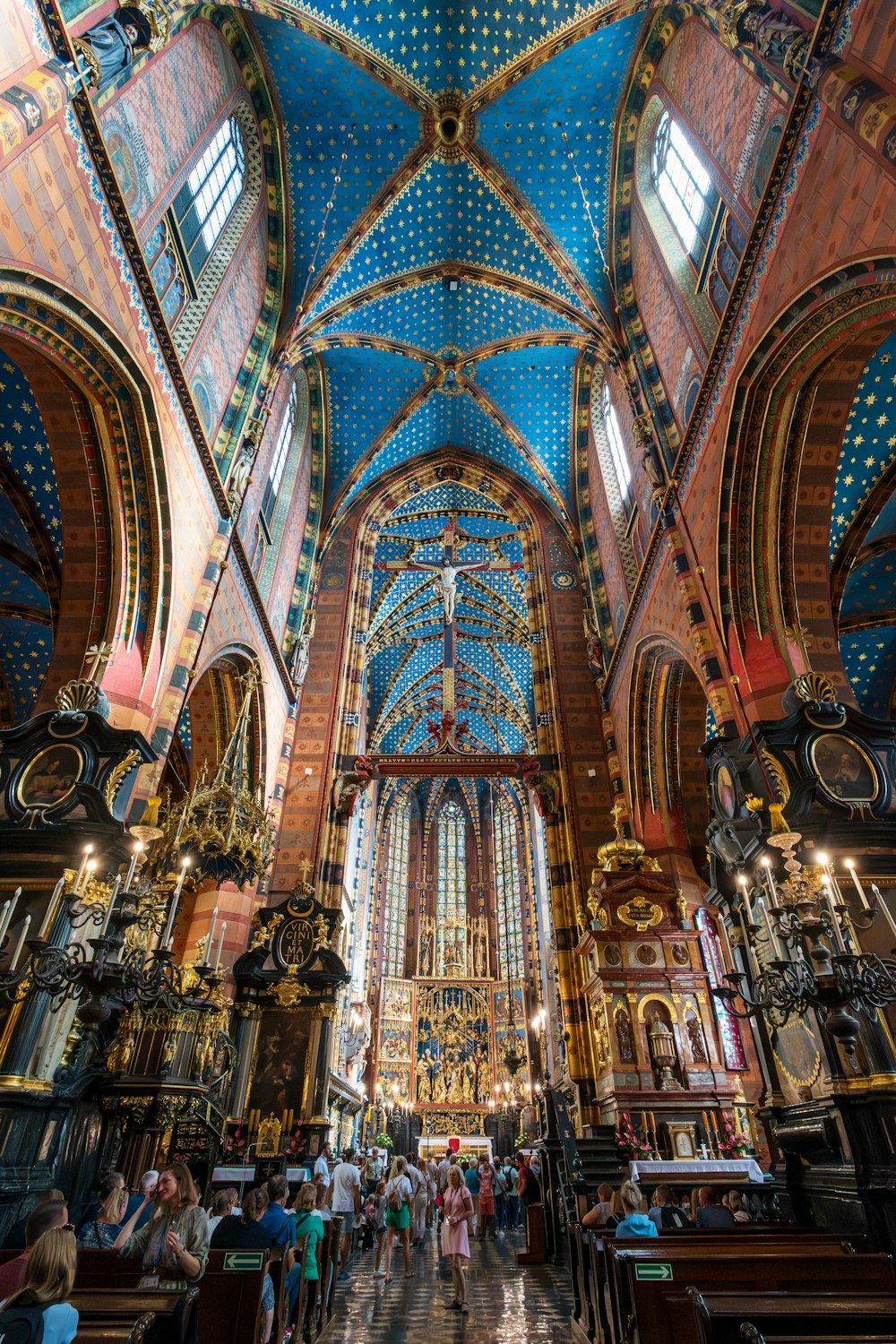 Una gran catedral con un techo azul y muchas ventanas