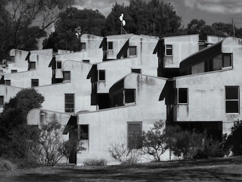 Clean photo showing structural elements of Seipark mixed-use complex in Conkal.