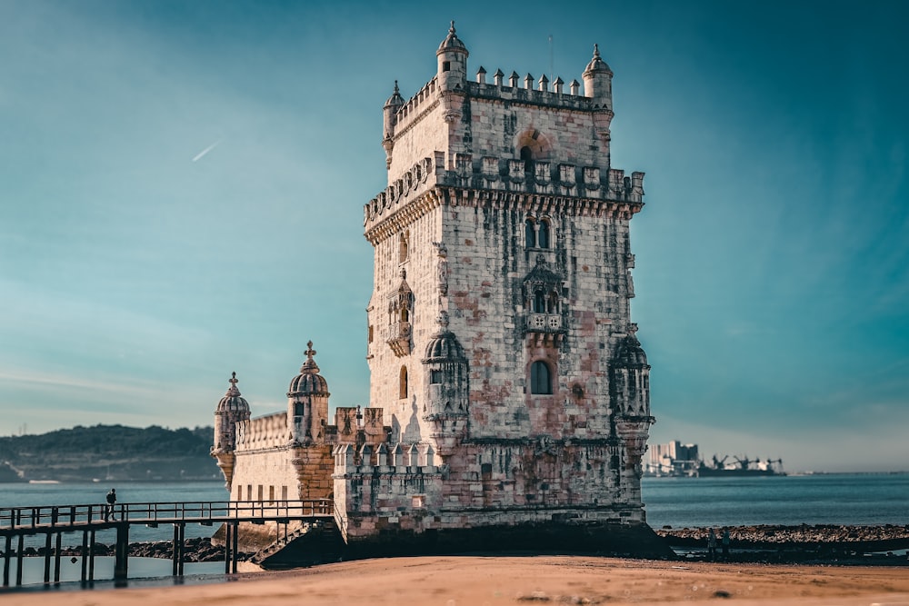 un'alta torre seduta accanto a uno specchio d'acqua