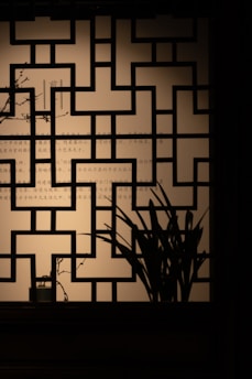 An elegant geometric Chinese lattice pattern representing strategic timing.