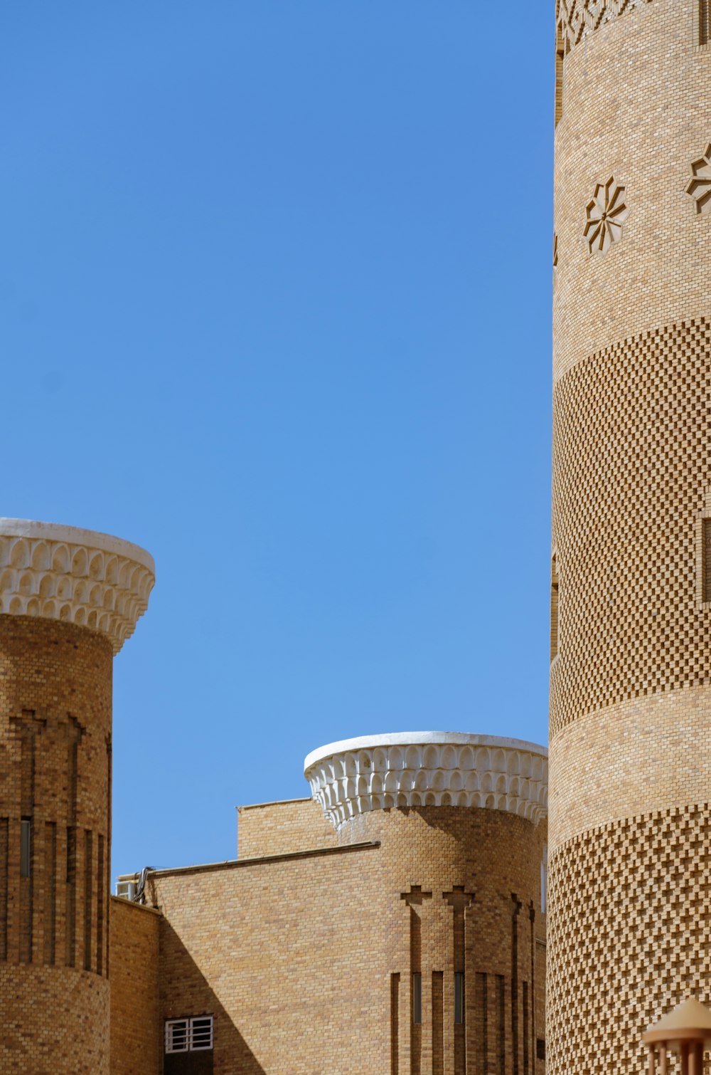 un grand bâtiment avec une horloge sur le côté