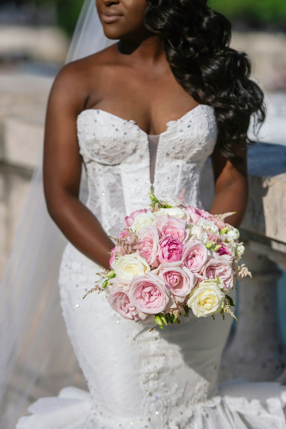 una mujer con un vestido de novia sosteniendo un ramo de flores