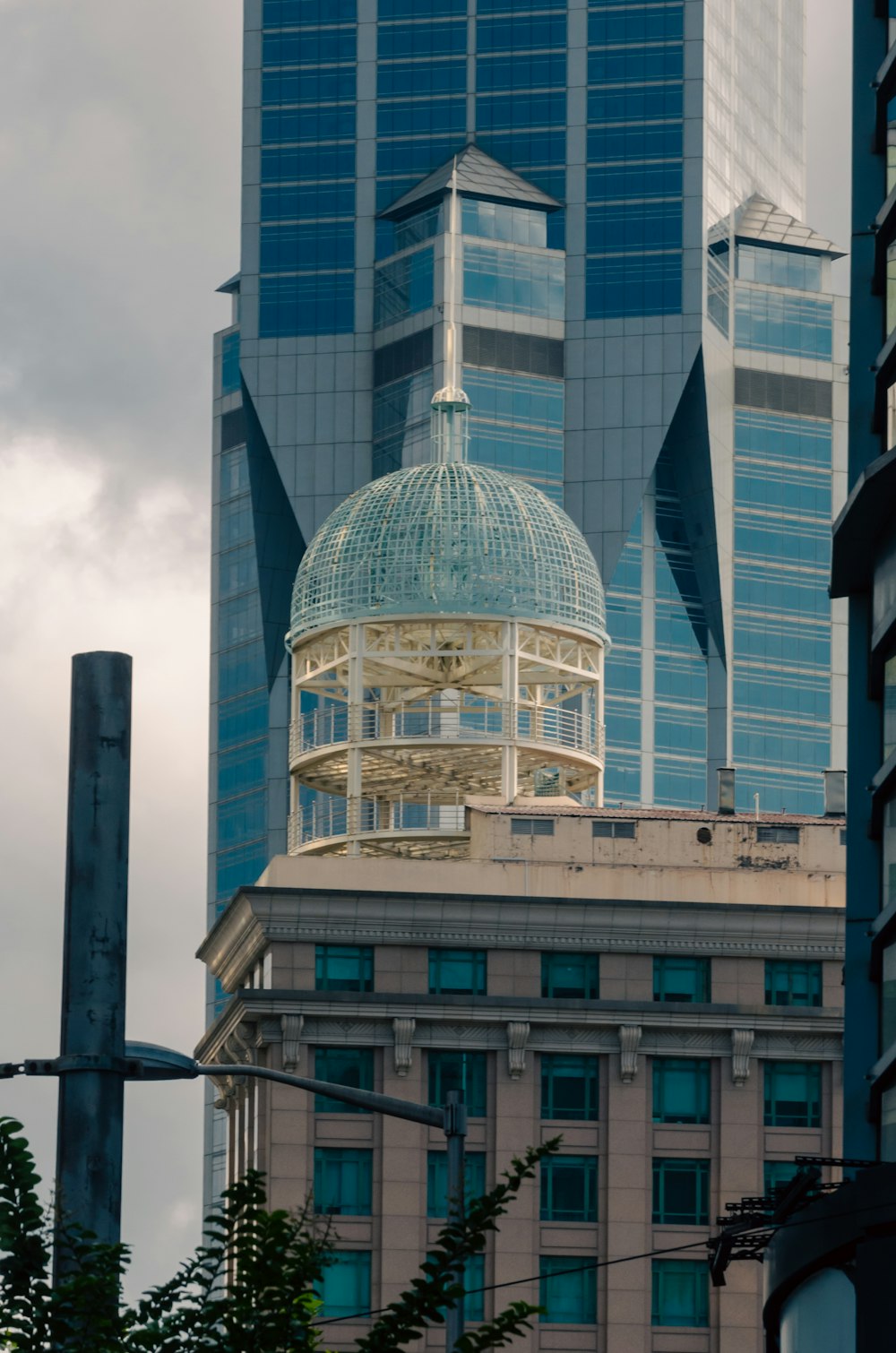 Un edificio alto con una cúpula en la parte superior