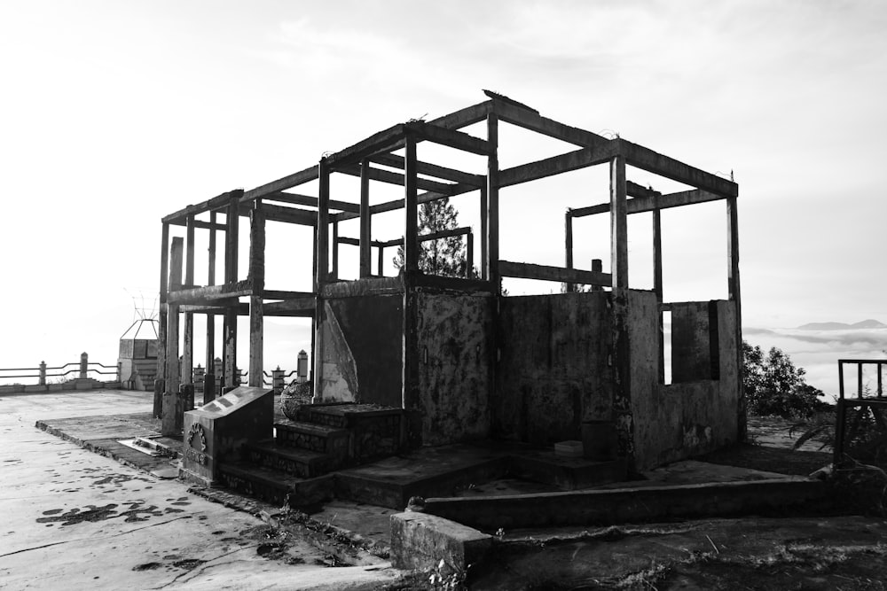 Una foto in bianco e nero di un vecchio edificio