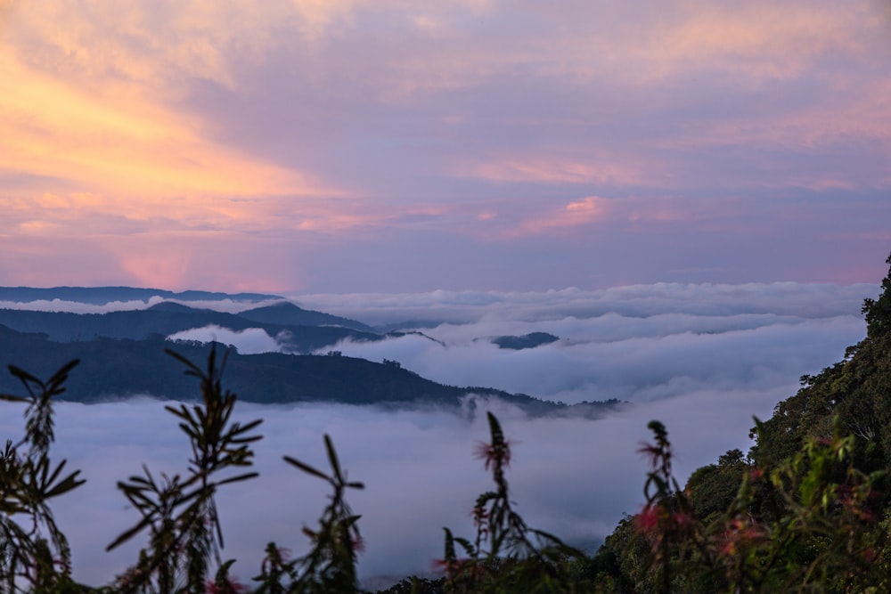 Una vista delle nuvole e delle montagne dalla cima di una collina