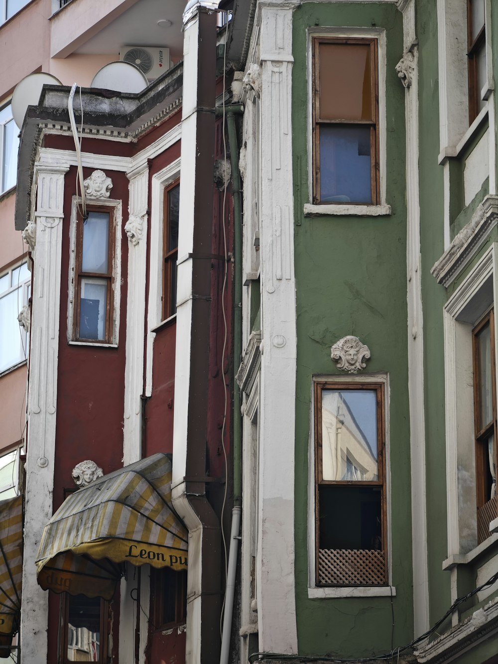 un bâtiment qui a des fenêtres et un auvent devant lui