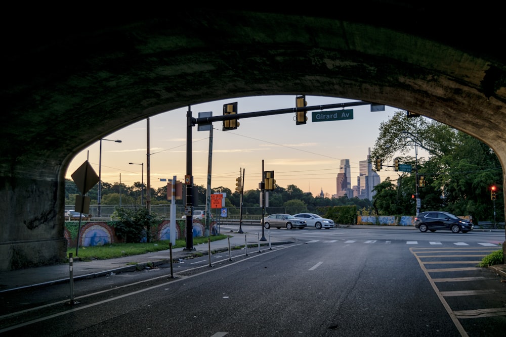 Une vue d’une rue de la ville sous un pont