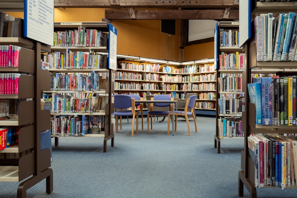 uma biblioteca cheia de livros e cadeiras