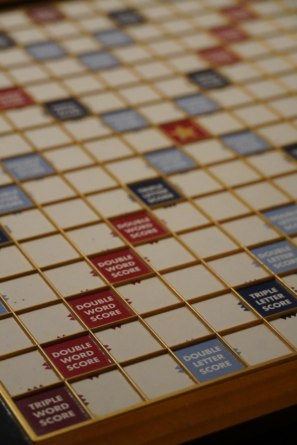 Un primer plano de un juego de mesa de crucigramas