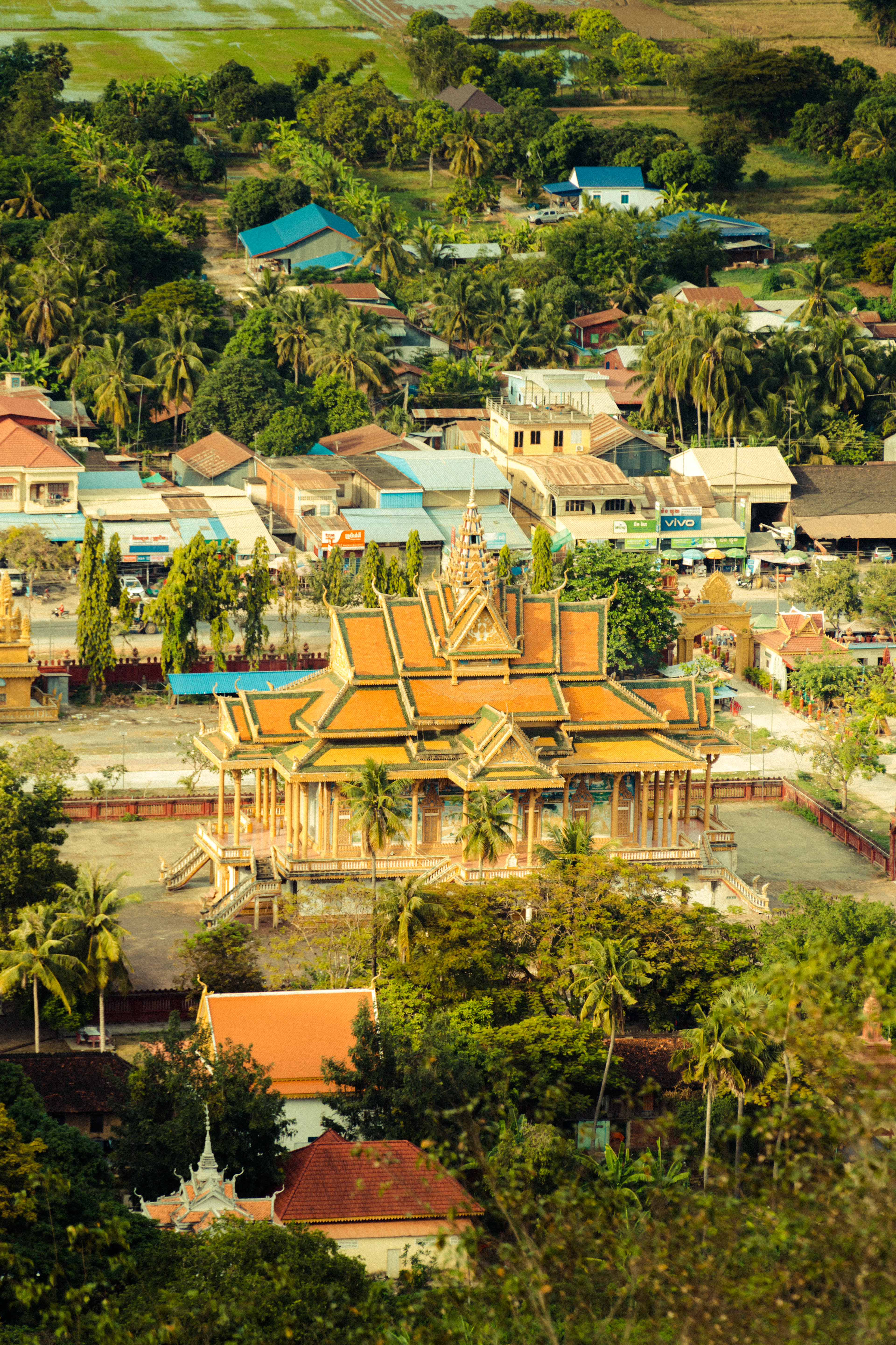 Pagoda ir kaimas tarp medžių, matomi nuo Phnom Sampovo kalno, Batambango provincijoje