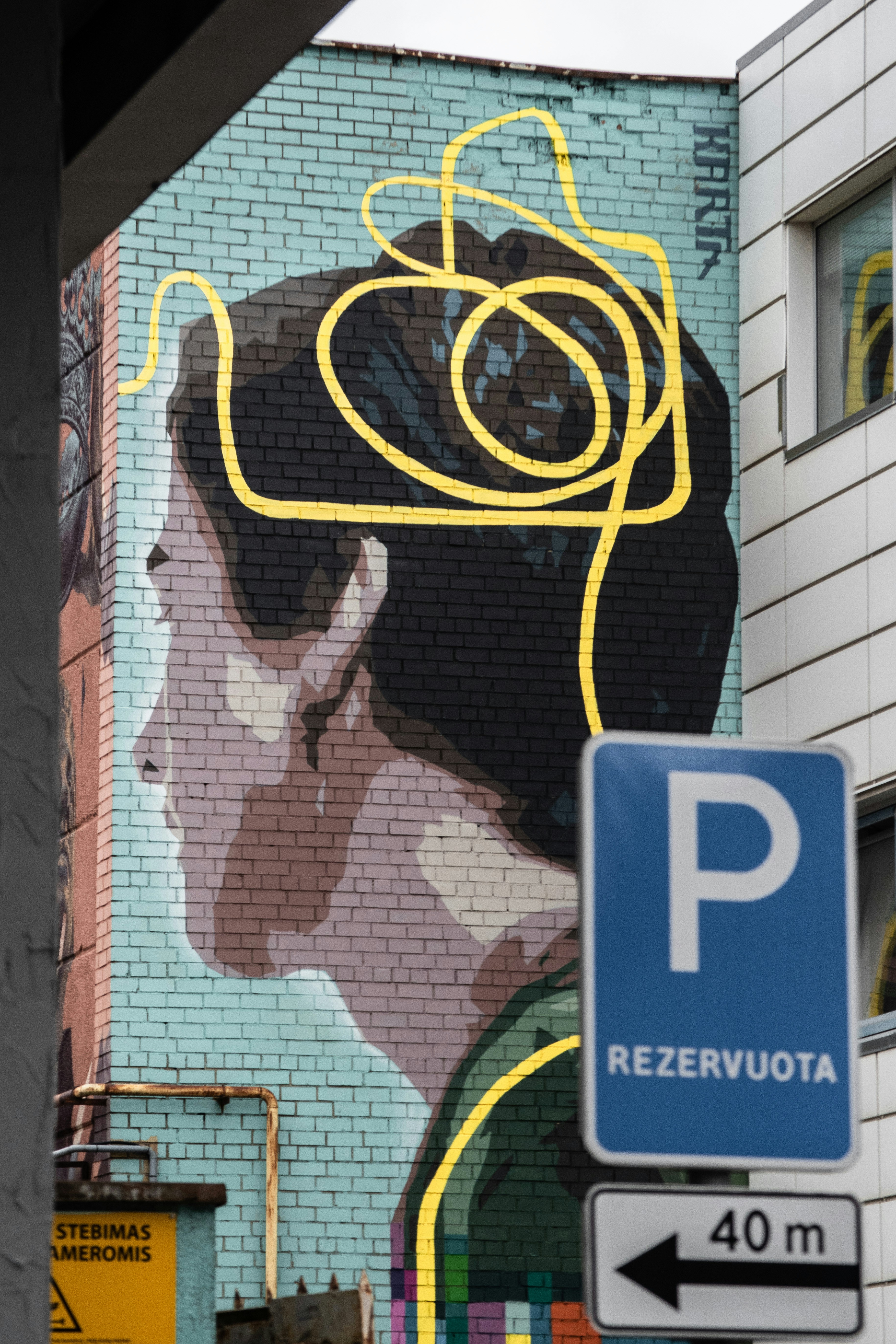 Personnes utilisant une application de street art