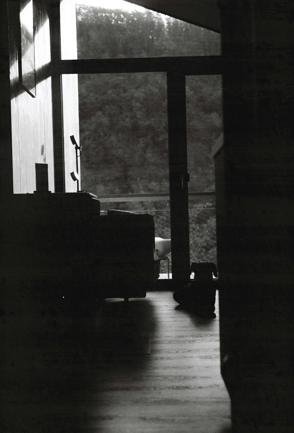 ein Schwarz-Weiß-Foto eines Wohnzimmers