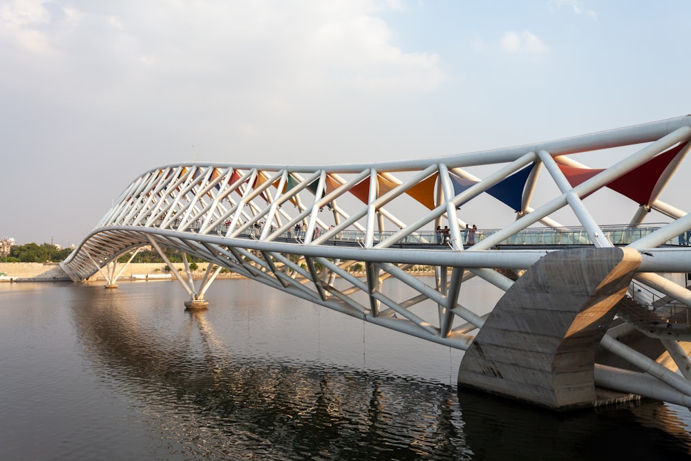 un pont qui enjambe un plan d’eau