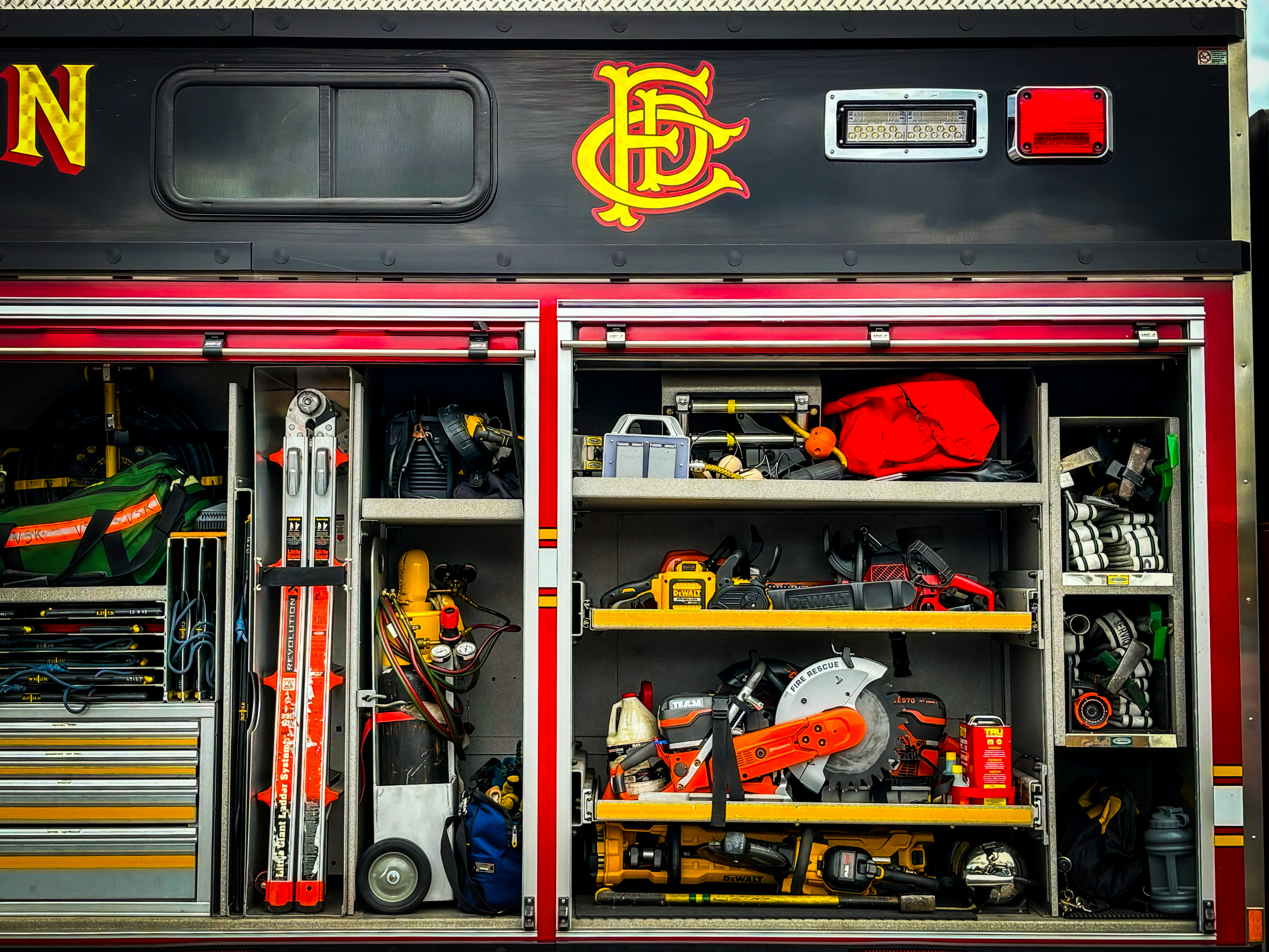 たくさんの道具を積んだ消防車