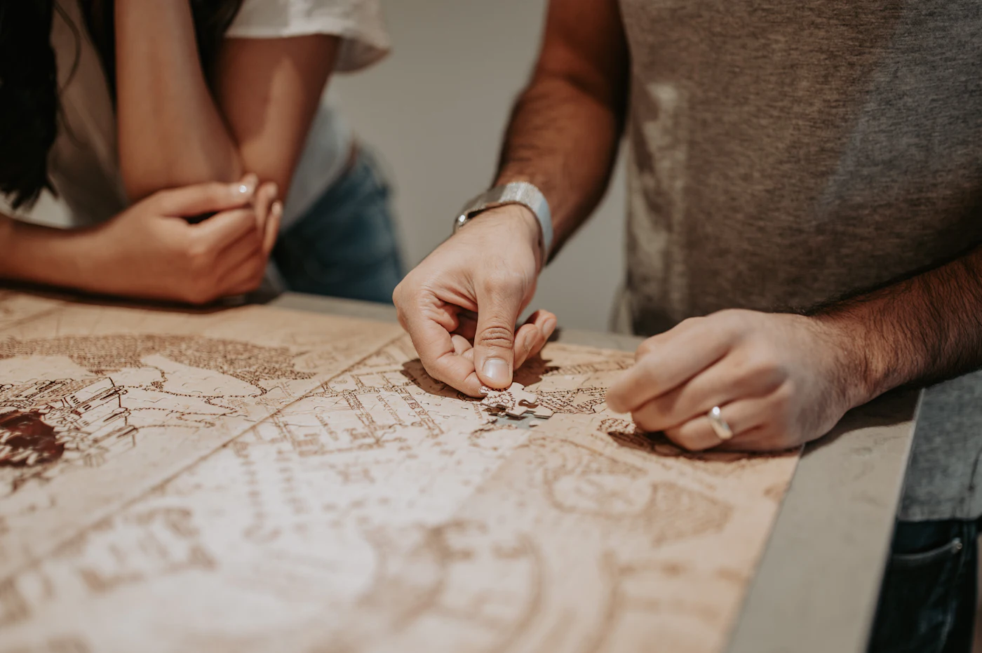 Vrienden aan tafel lossen samen een puzzel op