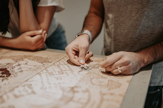 Vrienden aan tafel lossen samen een puzzel op