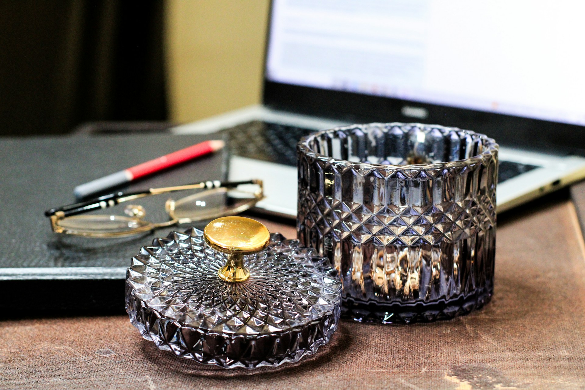 gray computer monitor