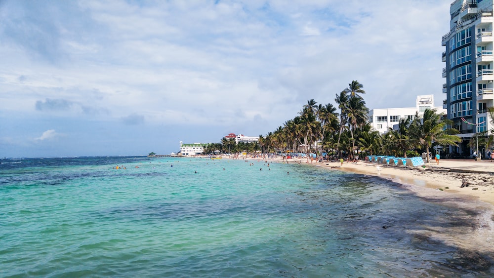 une plage sur laquelle il y a beaucoup de monde