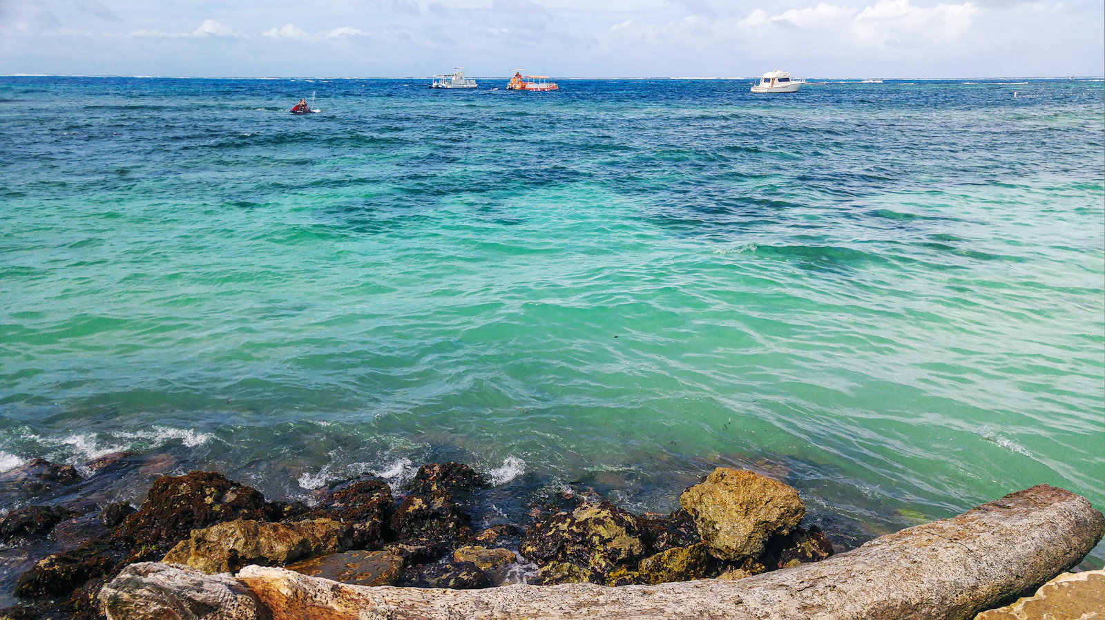 Aguas turquesa con embarcaciones cerca de los cayos de San Andrés, Colombia