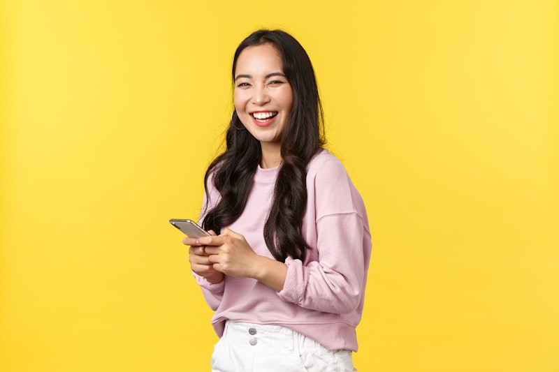 건강보험 피부양자 등록 방법 - 스마트폰 앱으로 피부양자 자격 신청하는 모습