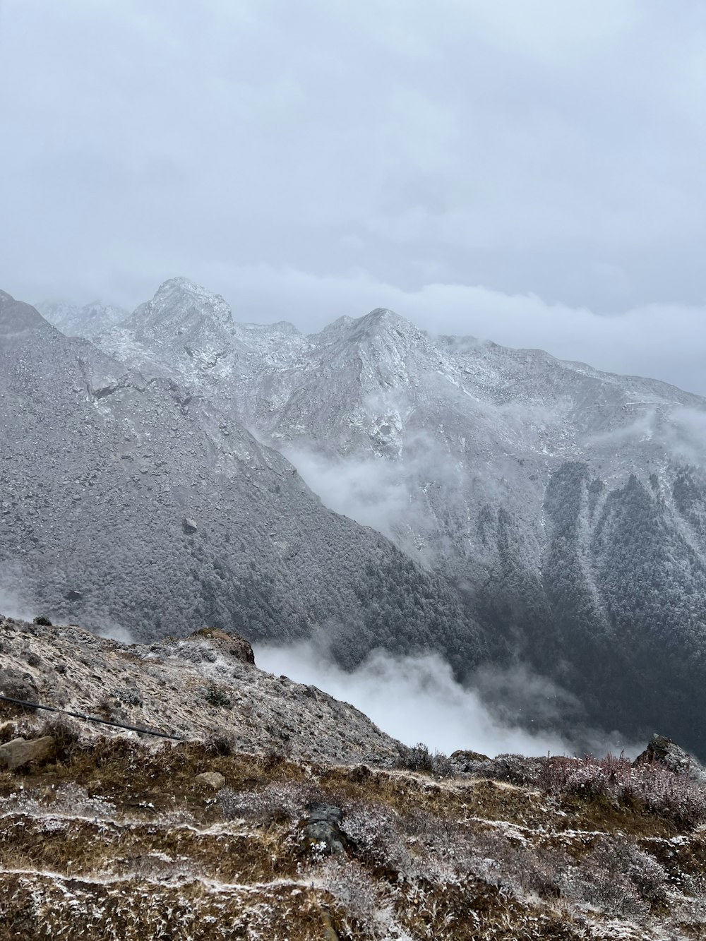 눈과 구름으로 뒤덮인 산맥