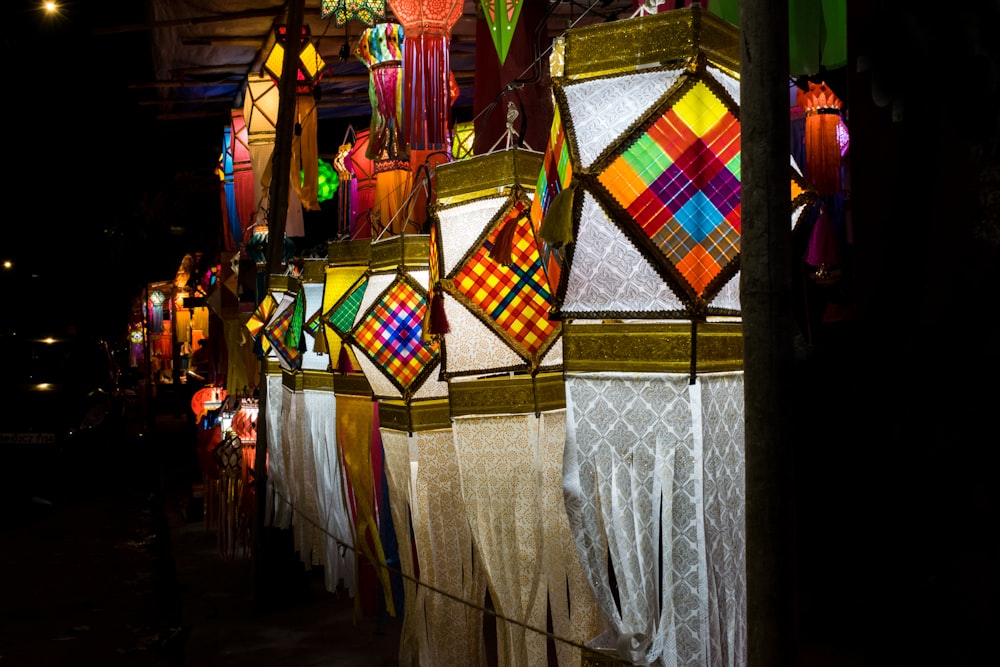 un grupo de luces de colores que cuelgan de un techo