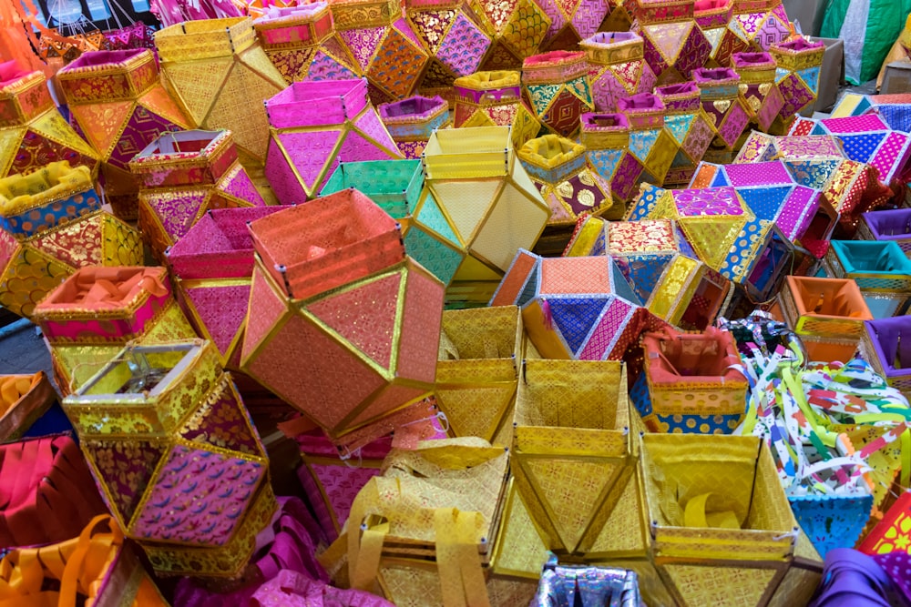 a bunch of baskets that are sitting on the ground