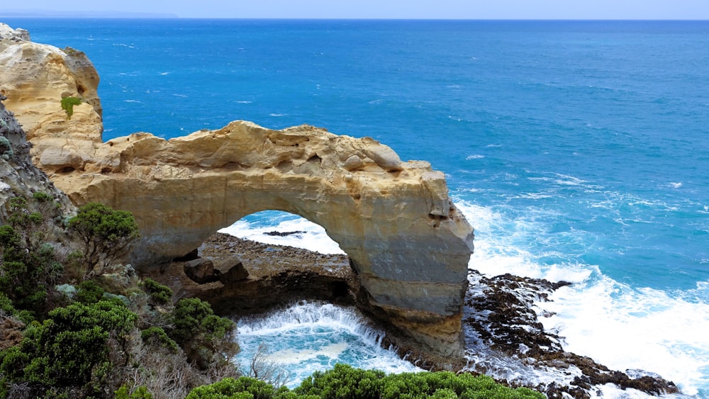 una grande formazione rocciosa vicino a uno specchio d'acqua