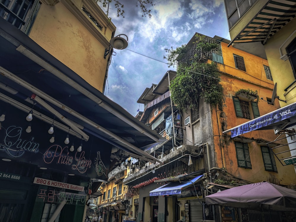 uma rua da cidade com um monte de edifícios