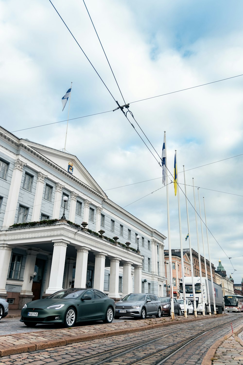 a row of cars parked in front of a white building