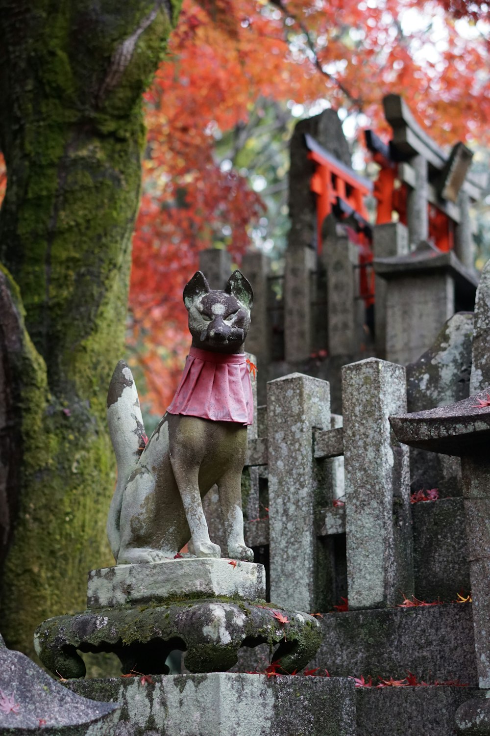 a cat statue sitting on top of a grave