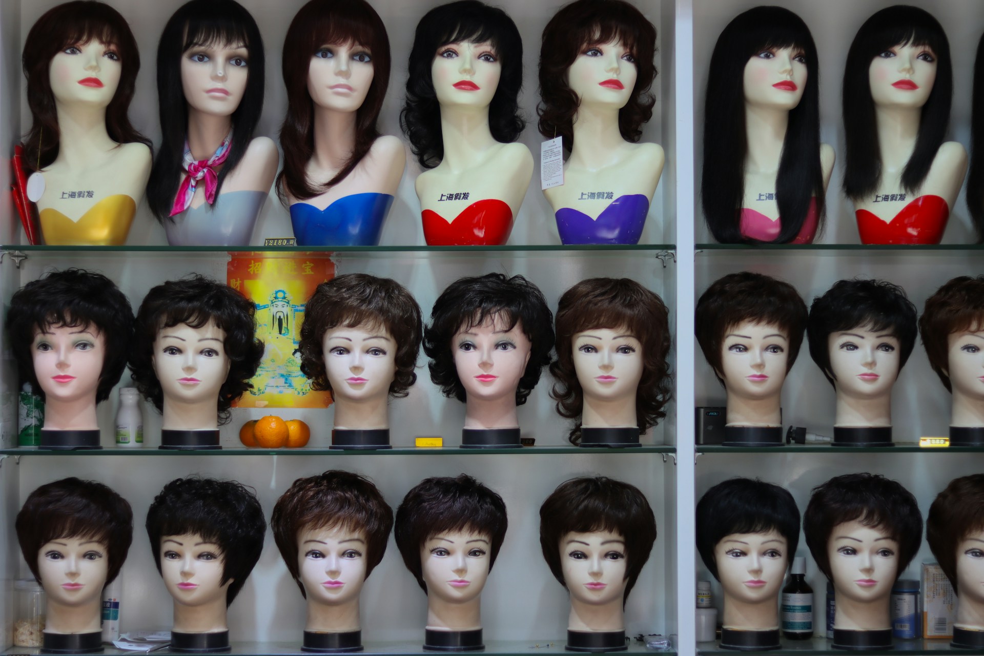 a display case filled with lots of mannequin heads
