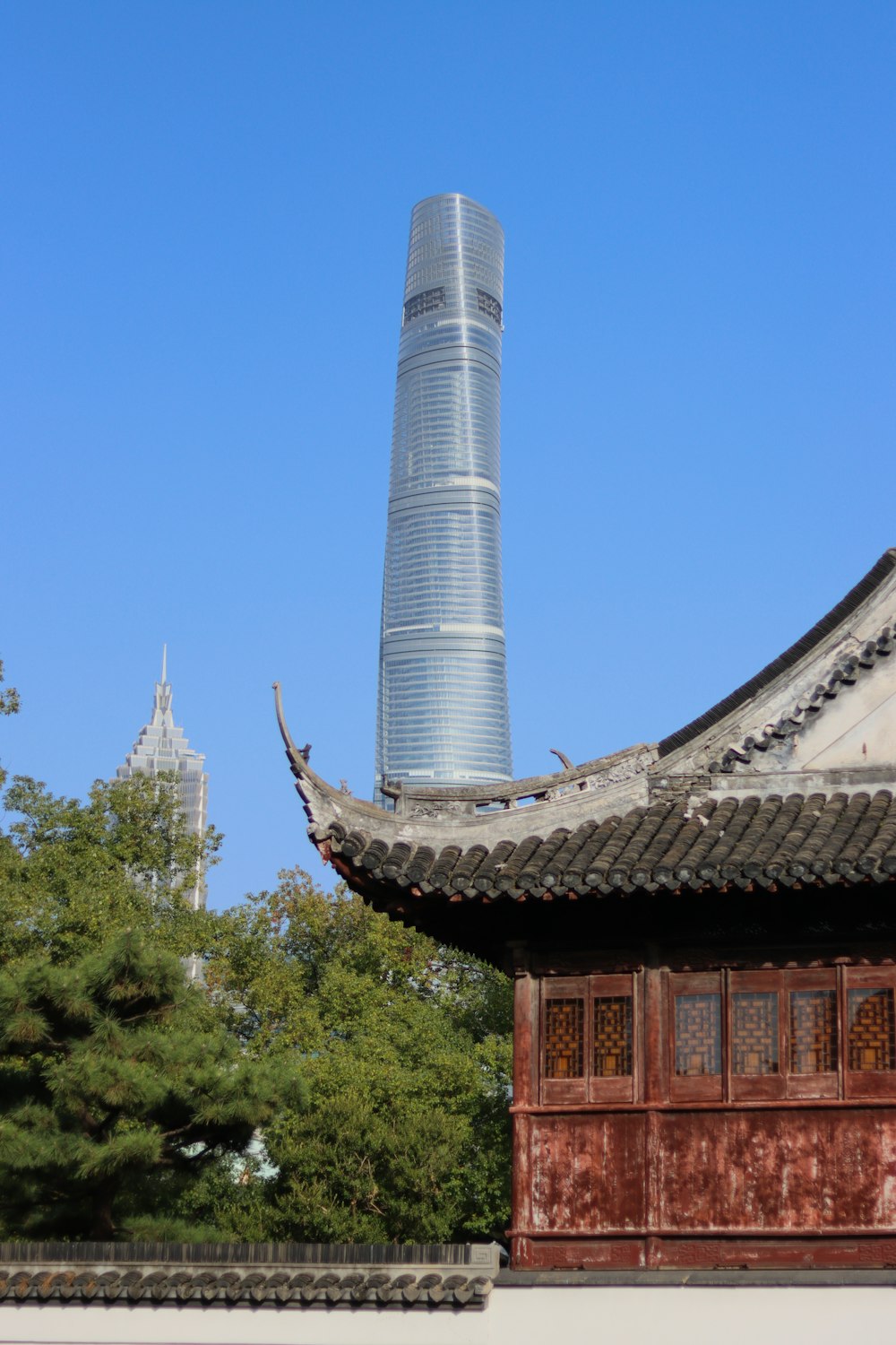 a tall building in the middle of a city