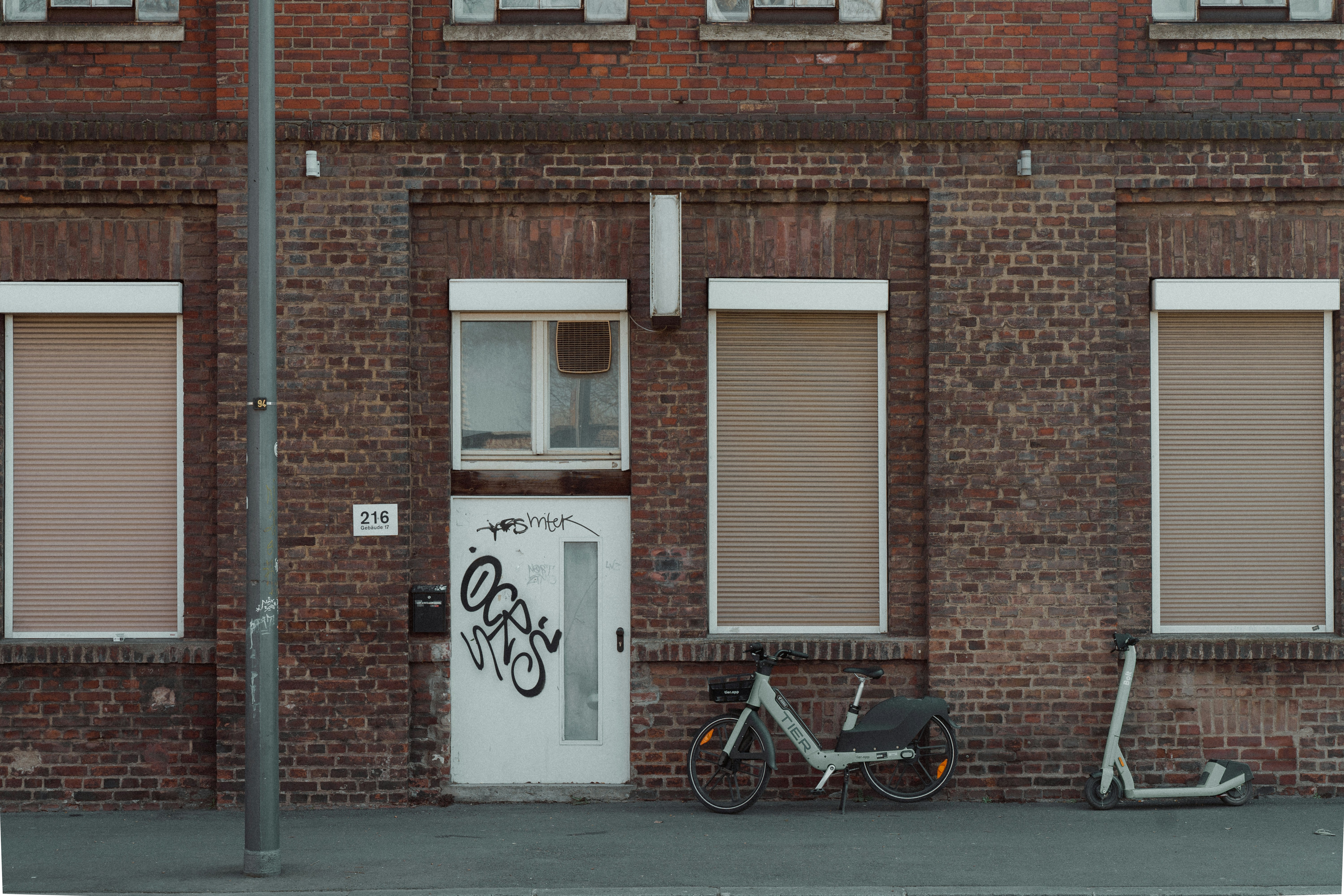 una bicicletta parcheggiata davanti a un edificio in mattoni