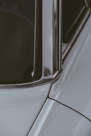 Close-up of a replaced car window showing clean and flawless edges