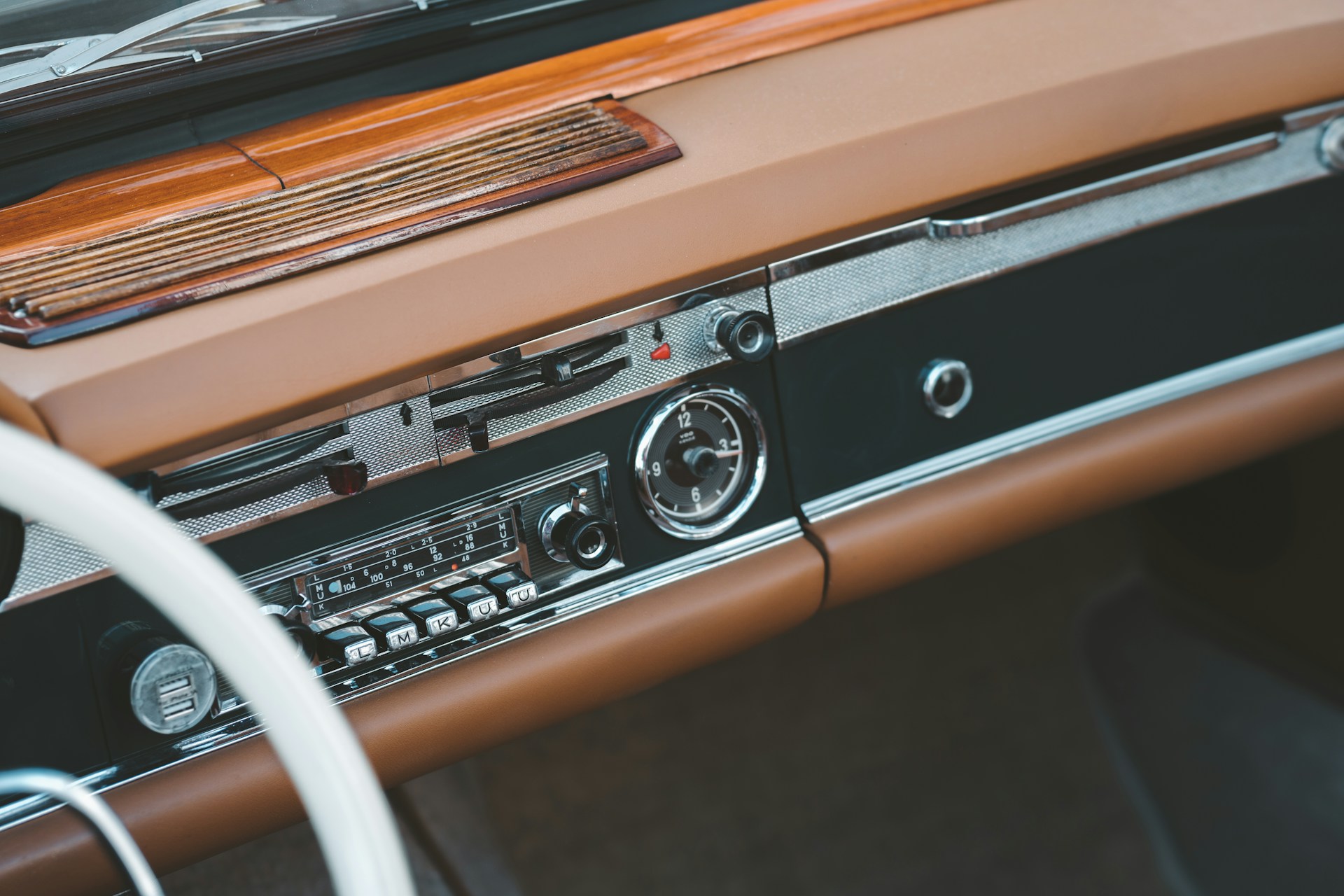 gray computer monitor