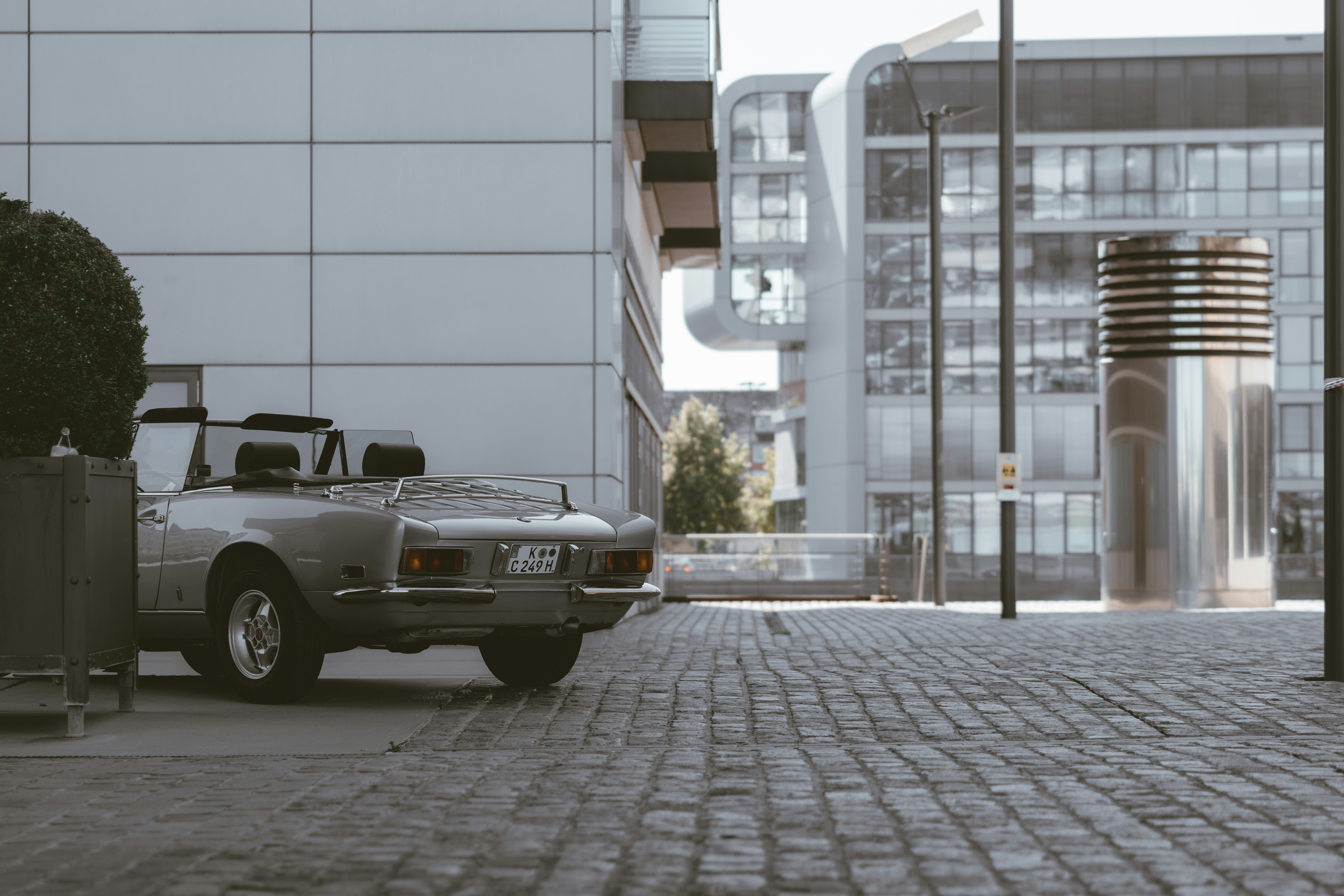 minimalist car, sleek vehicles, clean backdrop, modern auto, ilustrasi artikel Minimalist Car Wallpapers for Clean Home Screens 1