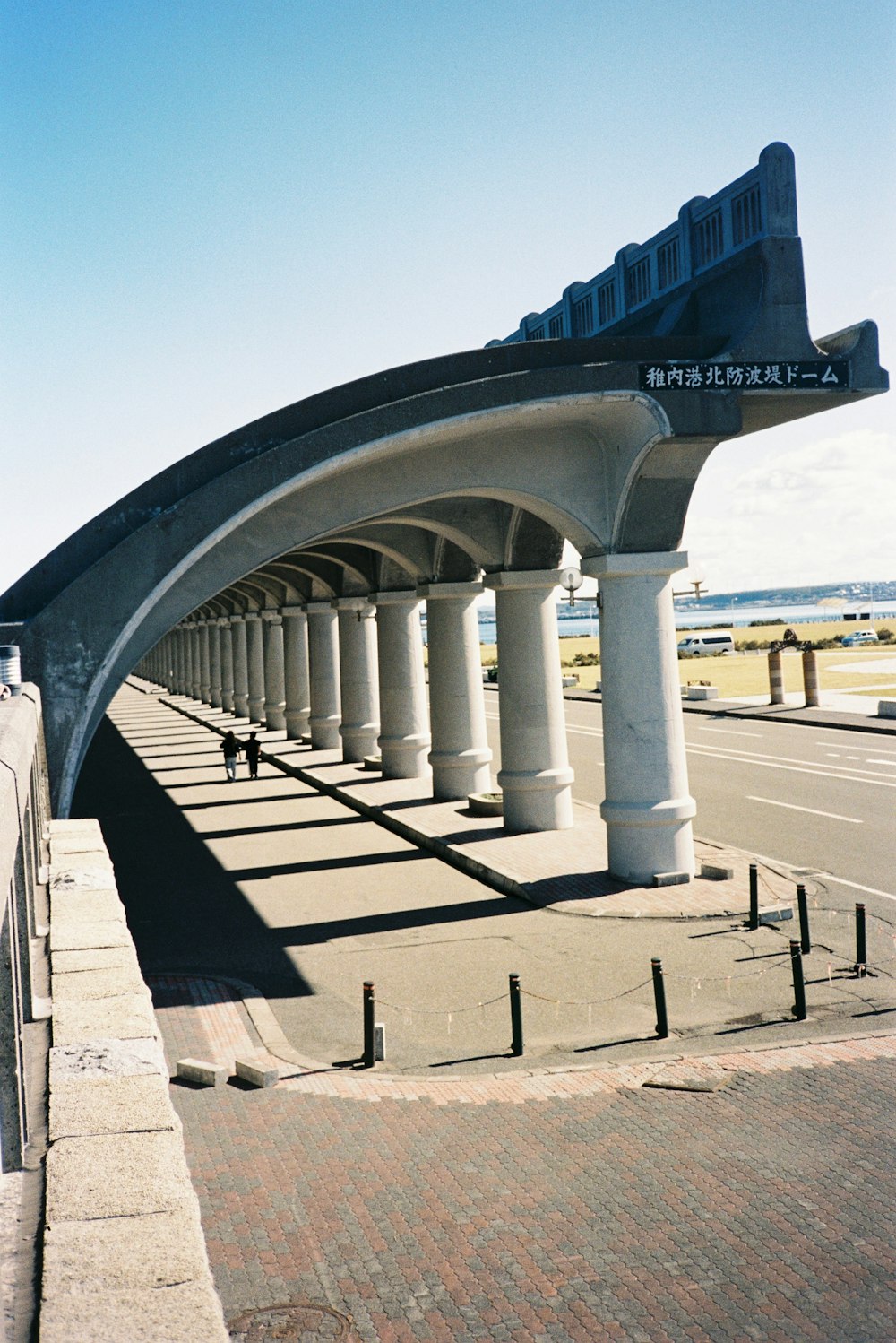 a bridge that has columns on the side of it