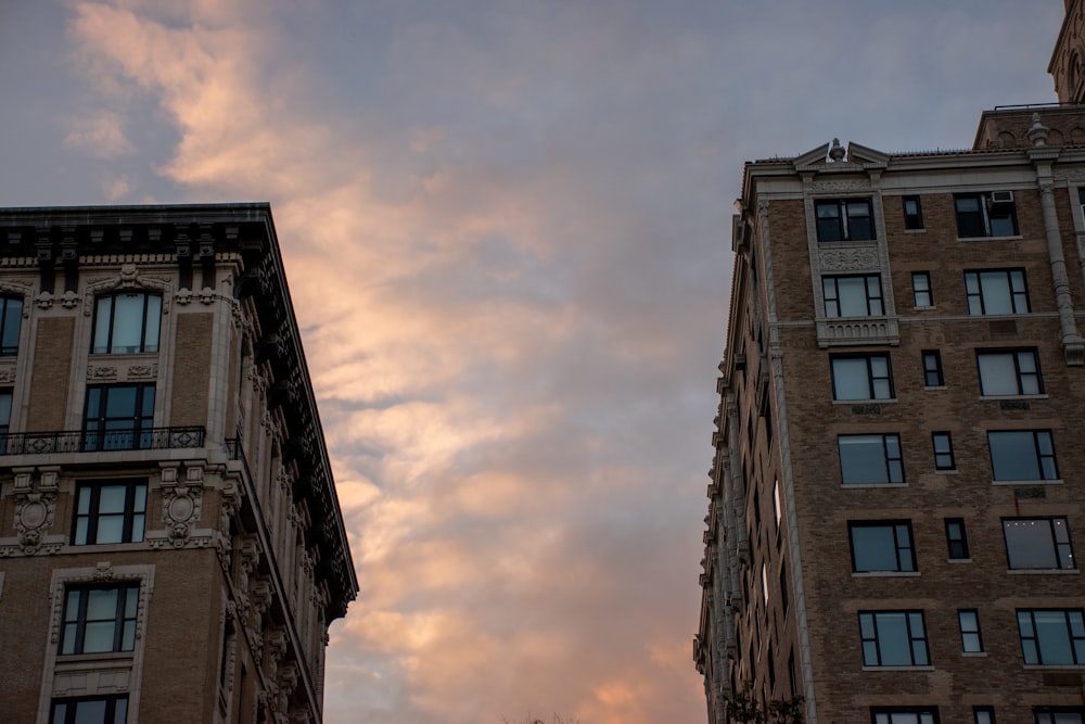 Un par de edificios altos sentados uno al lado del otro