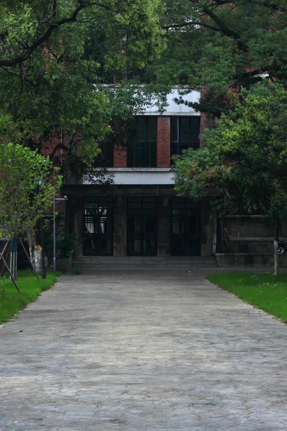 a stop sign is in front of a large building