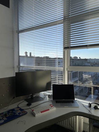 Optimizing Your Desk Setup for Maximum Comfort and Productivity