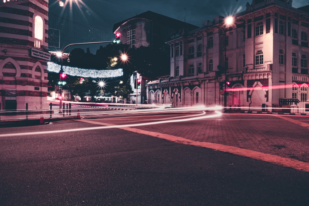 una strada cittadina di notte con semafori