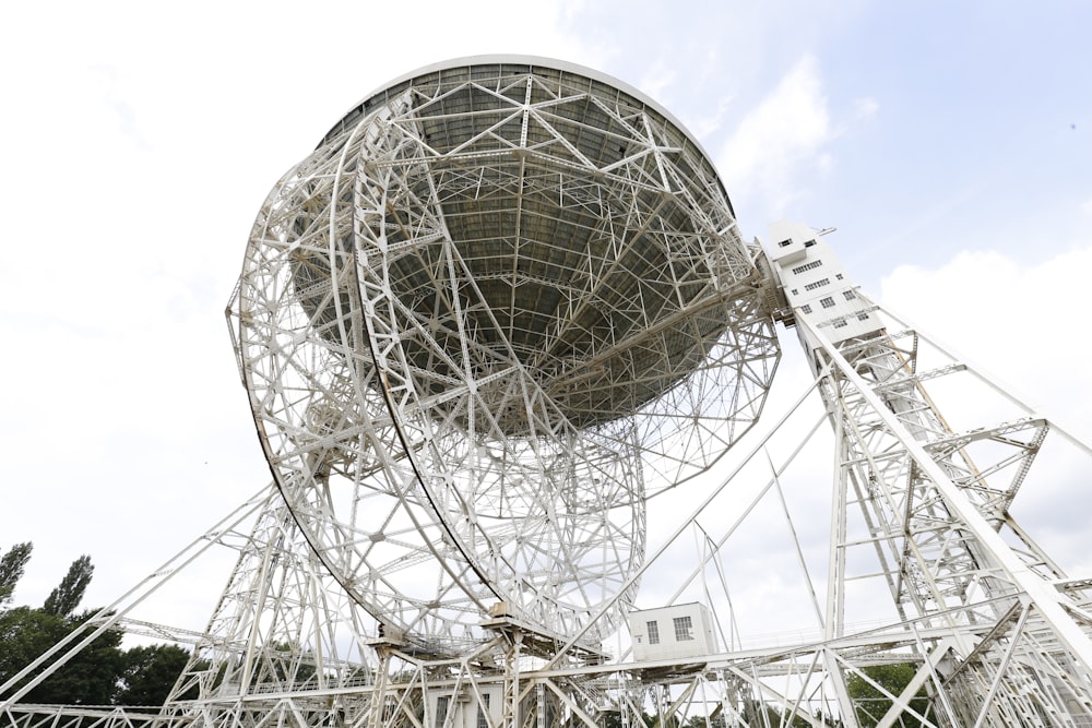 une très grande structure métallique surmontée d’une antenne géante