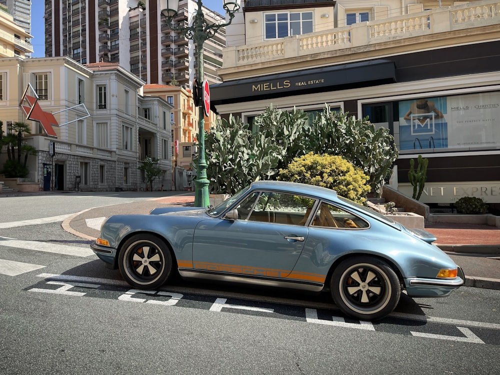 Un Porsche azul aparcado a un lado de la carretera