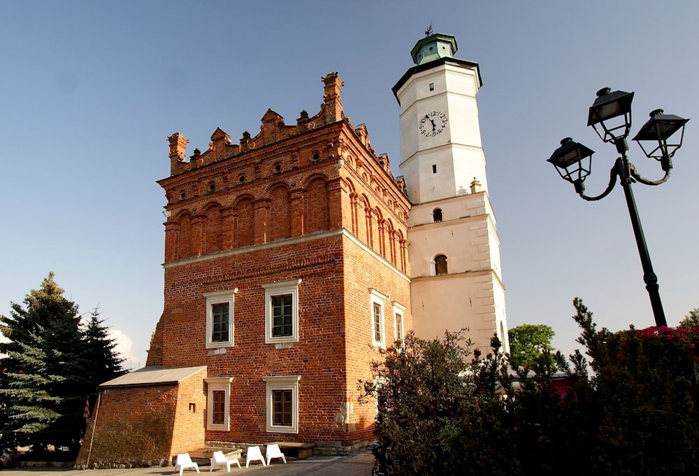 un alto edificio in mattoni con una torre dell'orologio