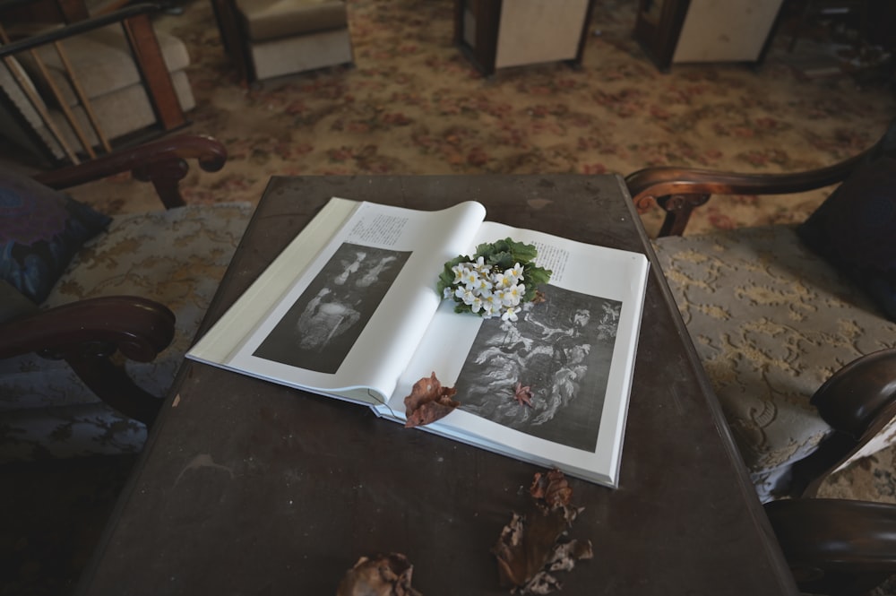 un livre ouvert posé sur une table en bois