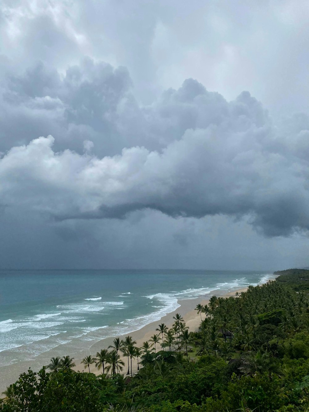 vista para uma praia com céu nublado