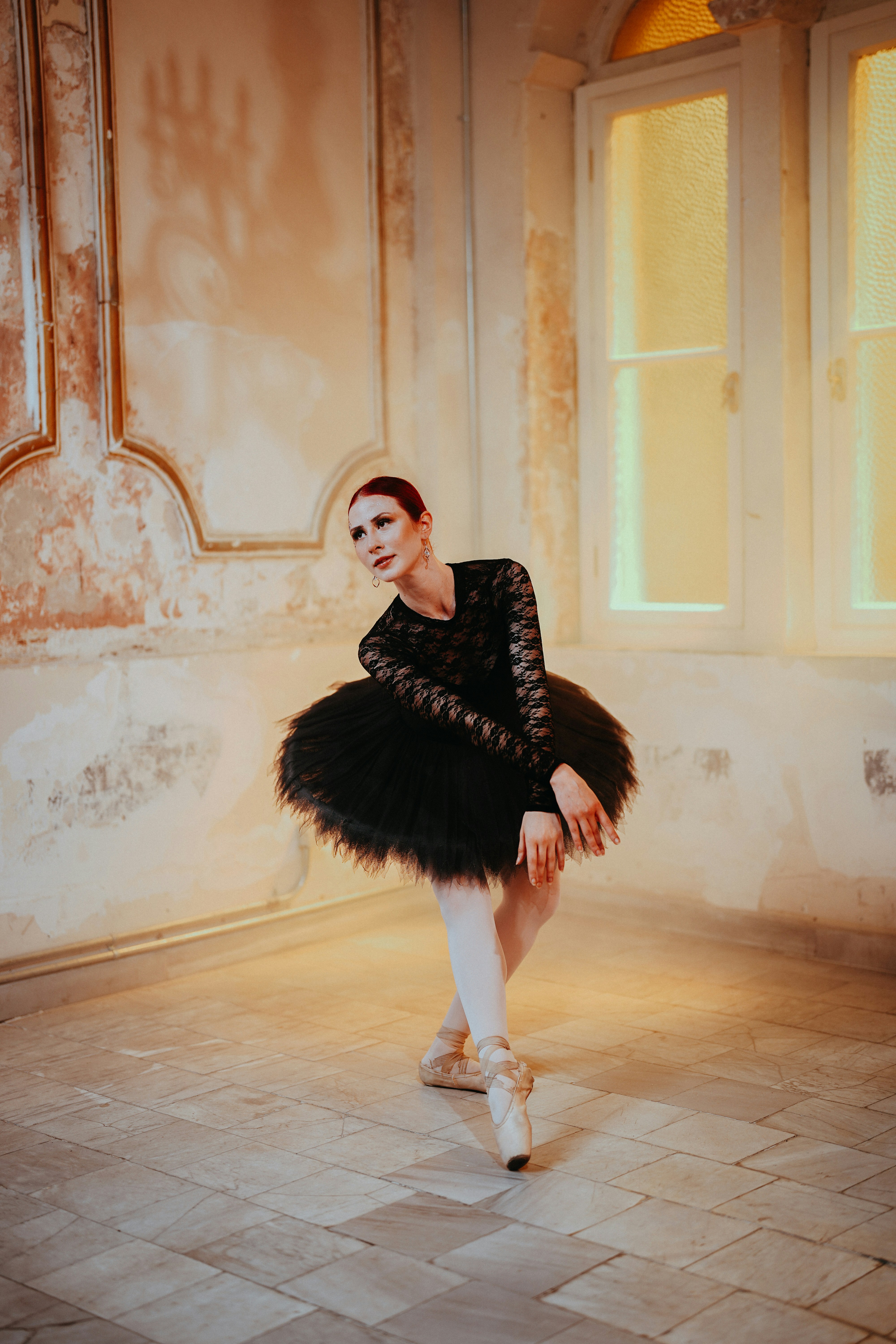 Une ballerine en robe noire pose pour une photo