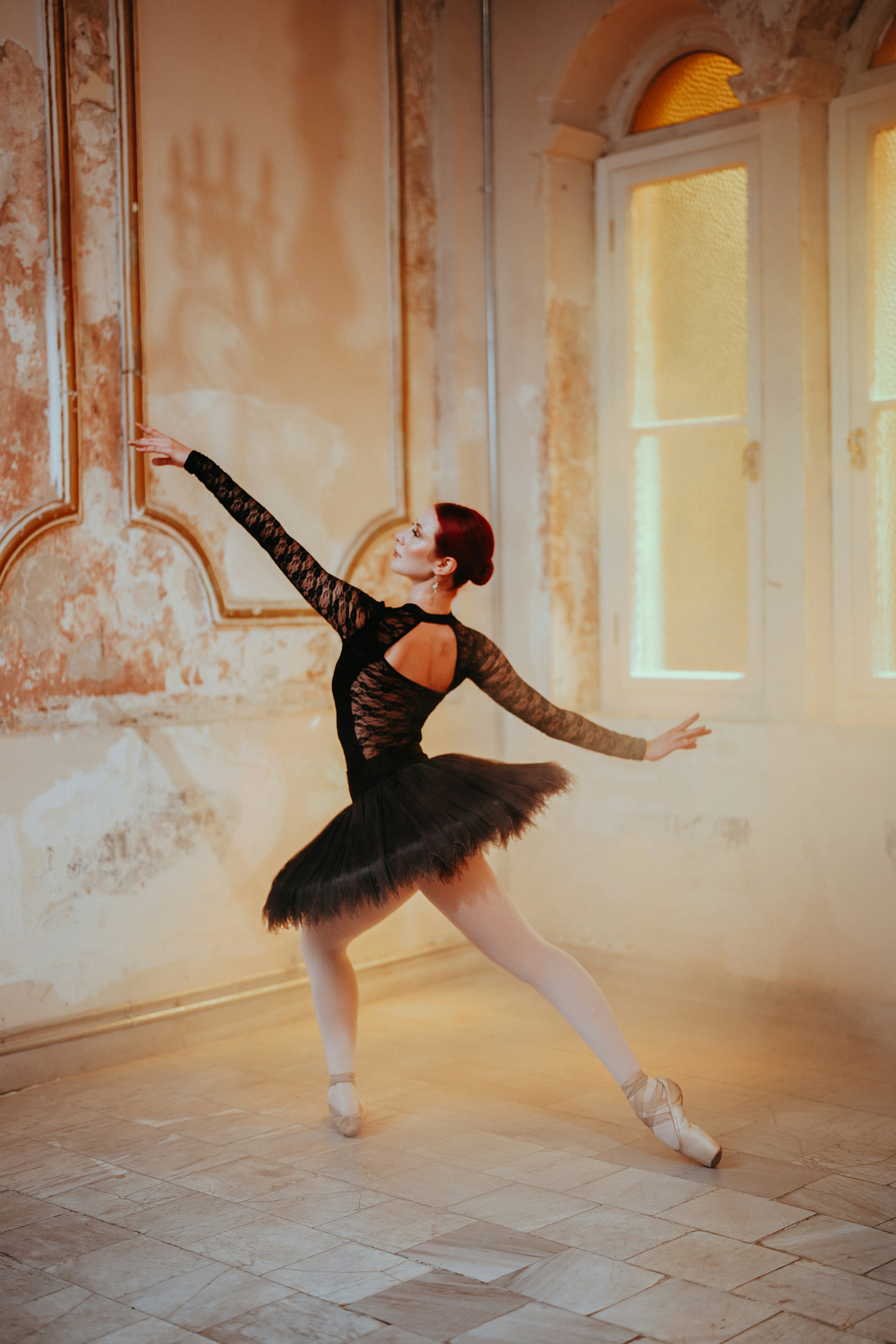 une femme dans une robe noire danse